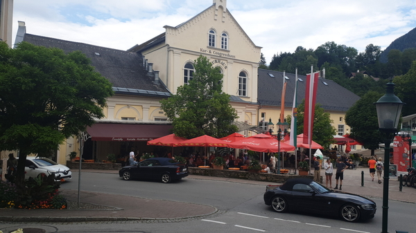 Blick auf die Konditorei mit Eisverkauf im Zentrum von Bad Aussee