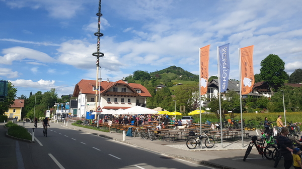 Am Parkplatz vor dem Gasthof Föttinger in Steinbach