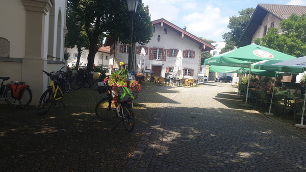 Am Platz neben der Kirche, vor der Bäckerei-Konditorei