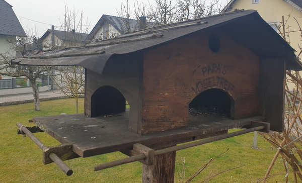 Vogelhaus "Papa`s Vogeltreff" - (Erbaut bei Fam. Ebner Franz in der Dietlsiedlung, Regau)