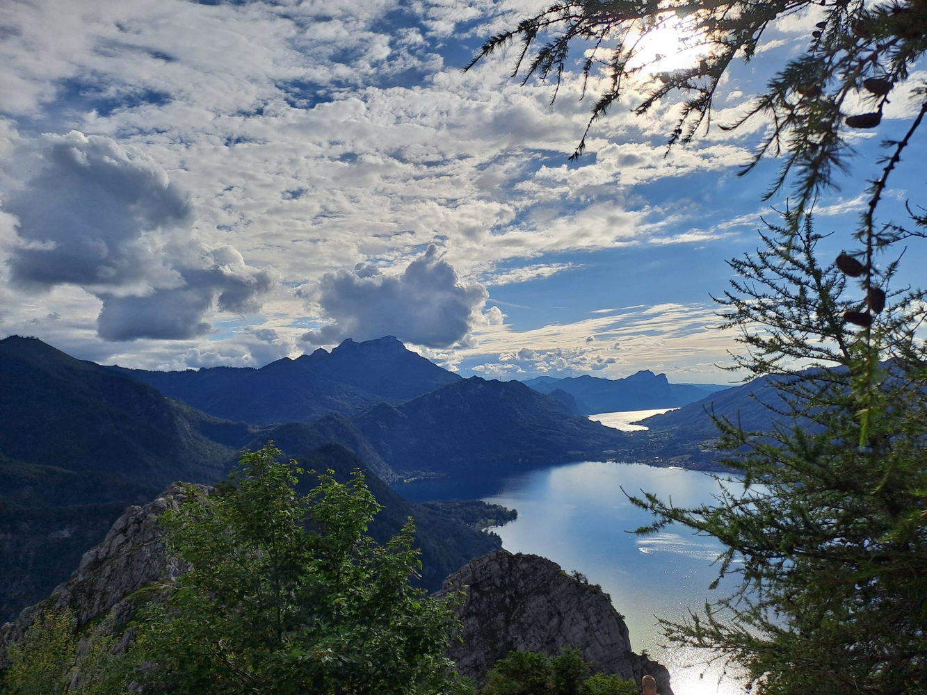 Ausblick vom Schoberstein über Unterach am Attersee rüber zum Mondsee (Fotograf: Praxmarer Daniel)