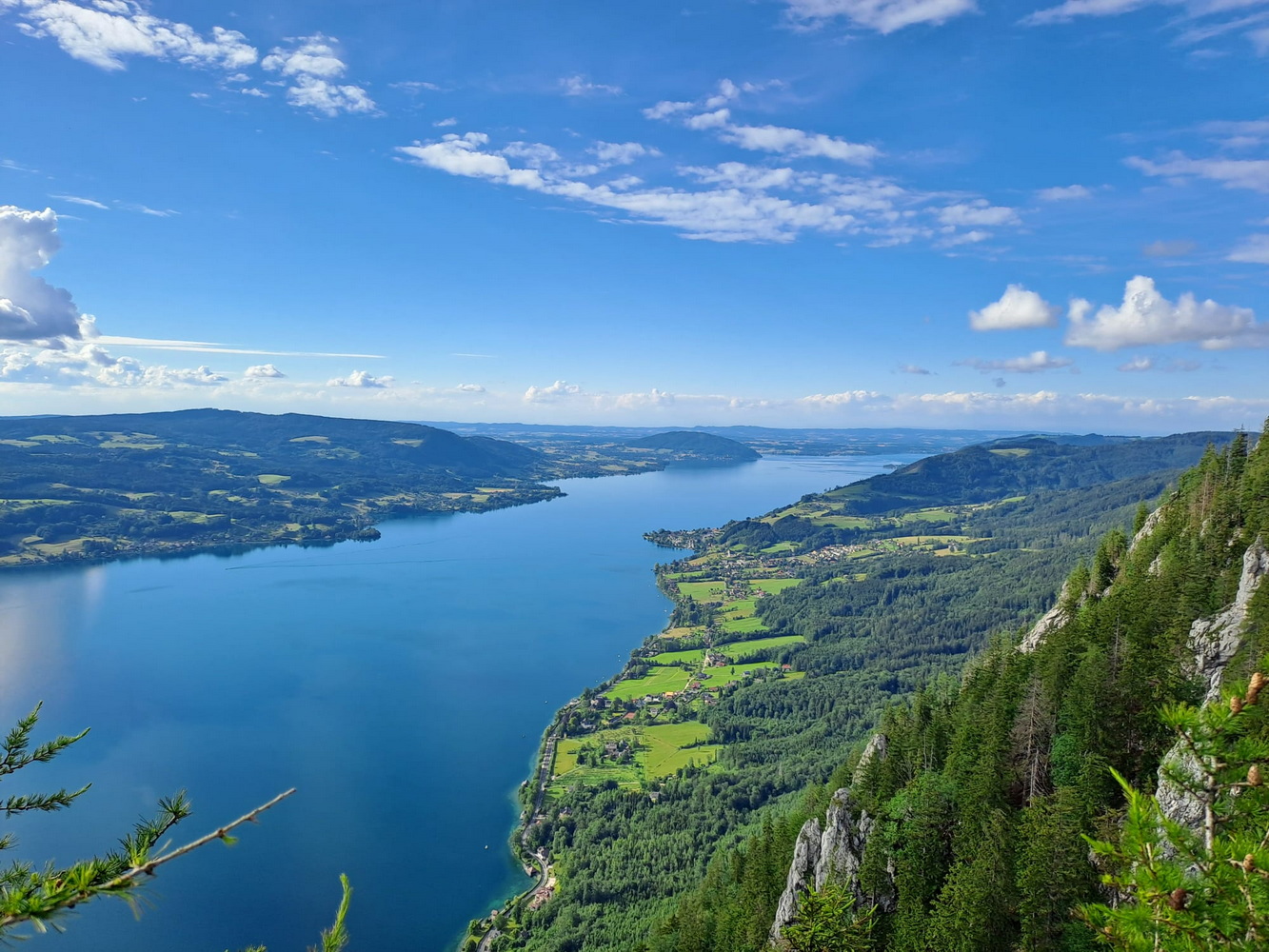 Der Attersee vom Schoberstein runter in Blickrichtung Seewalchen (Fotograf: Praxmarer Daniel)